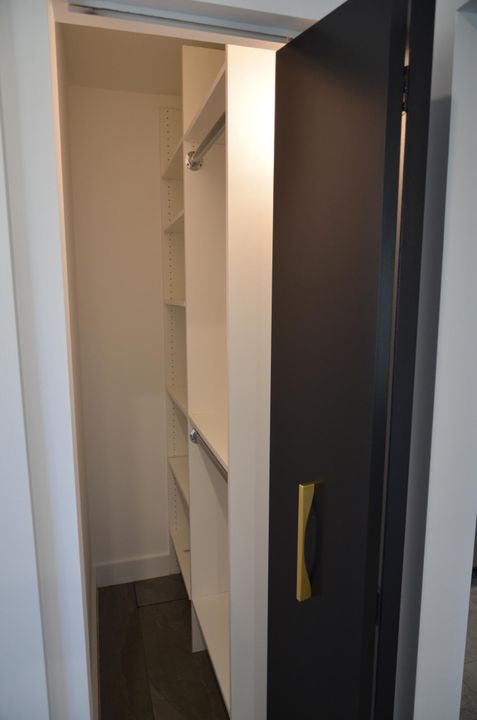 Active With Contract: $1,700 (1 beds, 1 baths, 625 Square Feet)