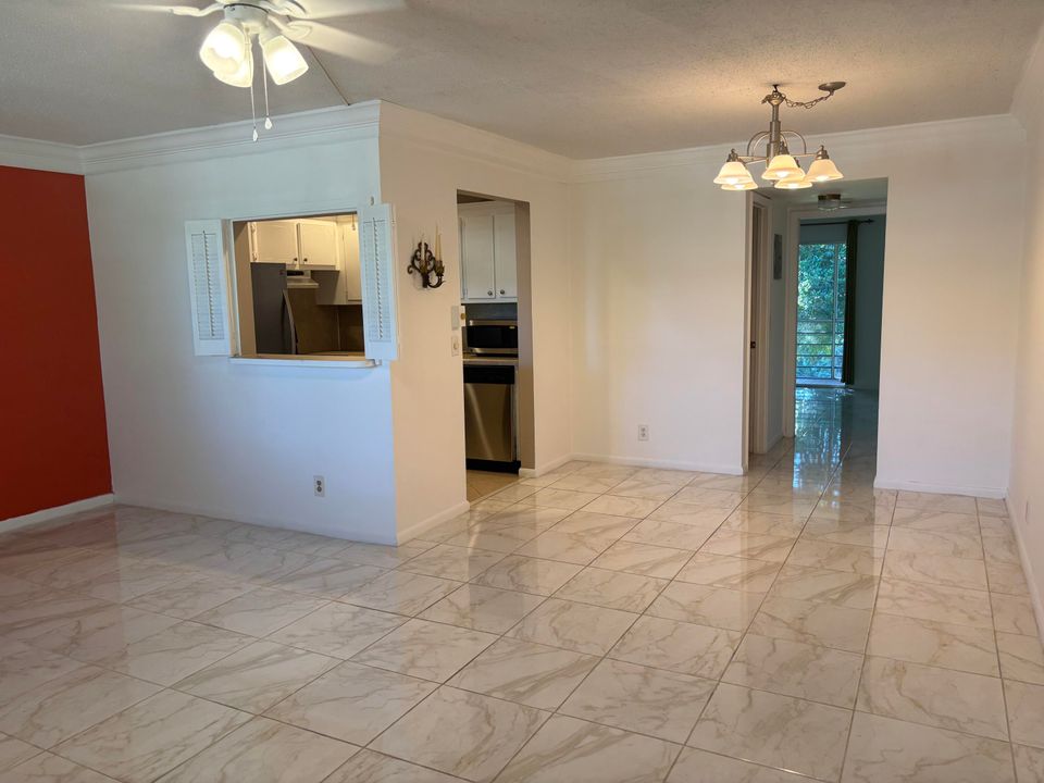 出租: $1,375 (1 贝兹, 1 浴室, 702 平方英尺)