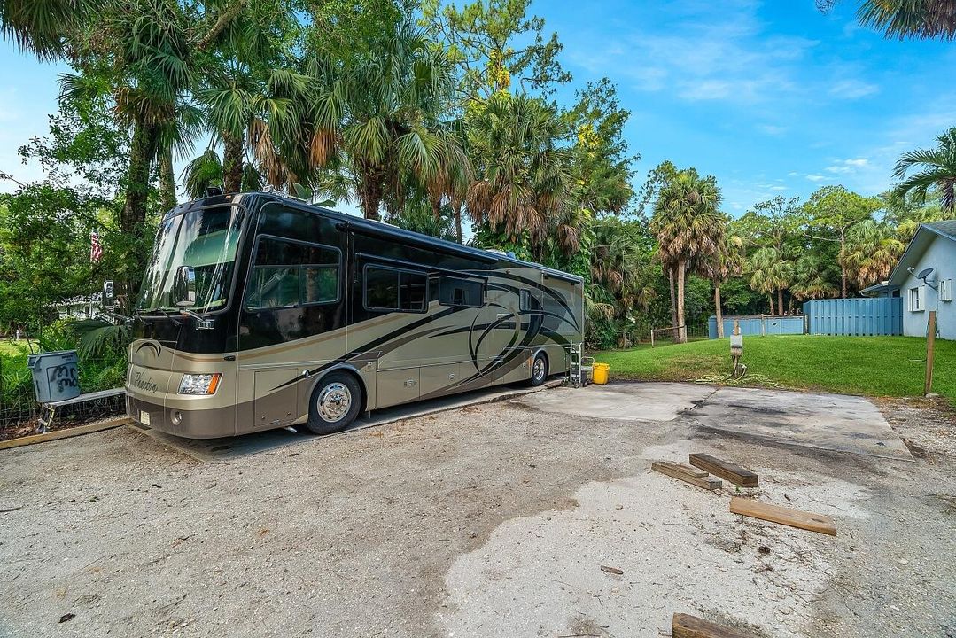 Activo con contrato: $879,000 (3 camas, 3 baños, 2388 Pies cuadrados)