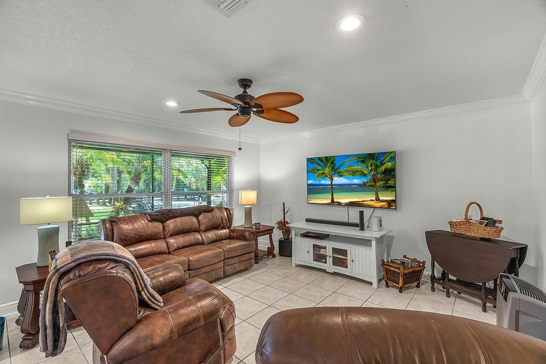 Activo con contrato: $879,000 (3 camas, 3 baños, 2388 Pies cuadrados)