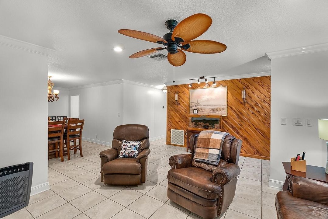 Activo con contrato: $879,000 (3 camas, 3 baños, 2388 Pies cuadrados)