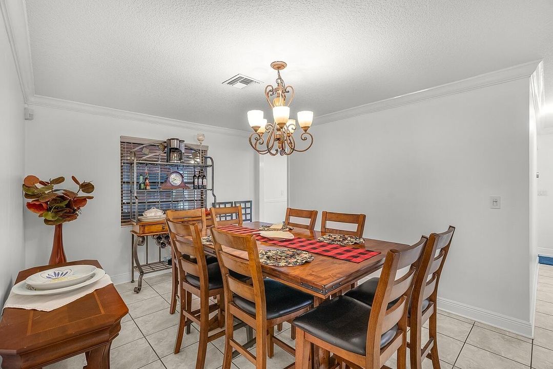 Activo con contrato: $879,000 (3 camas, 3 baños, 2388 Pies cuadrados)