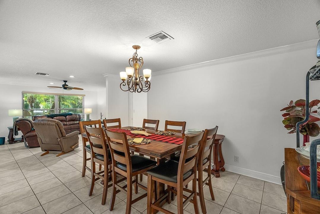 Activo con contrato: $879,000 (3 camas, 3 baños, 2388 Pies cuadrados)