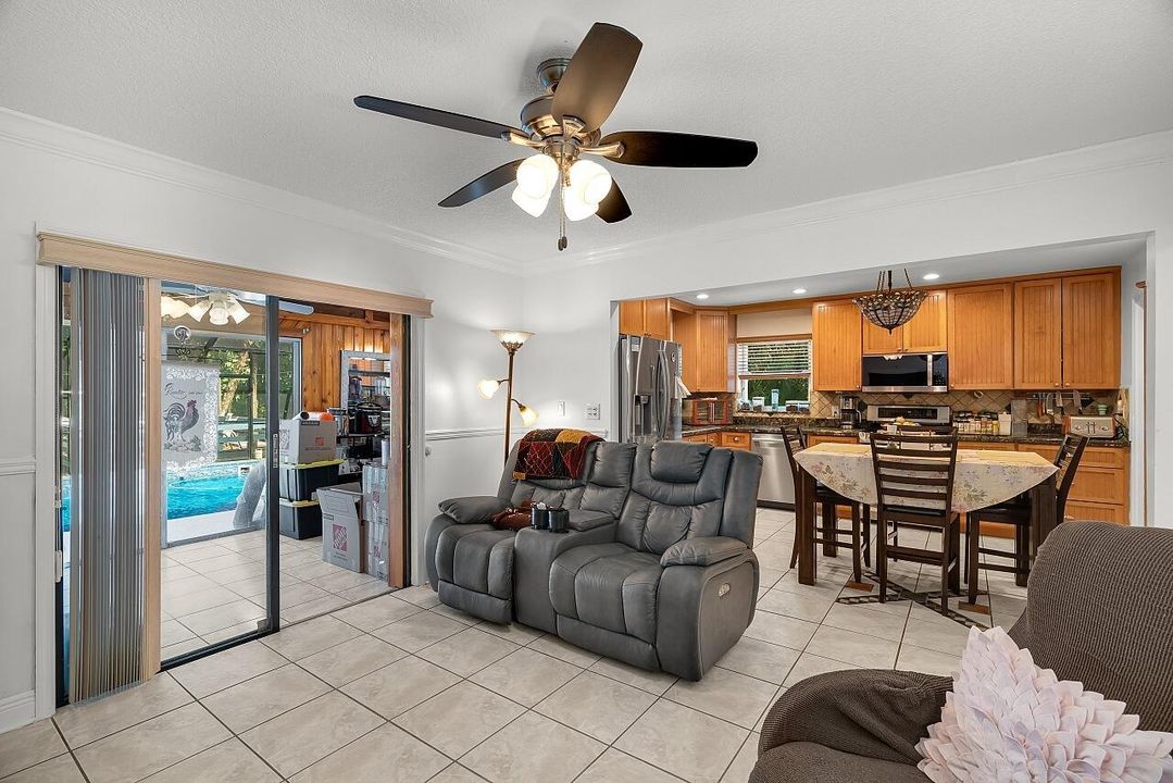 Activo con contrato: $879,000 (3 camas, 3 baños, 2388 Pies cuadrados)