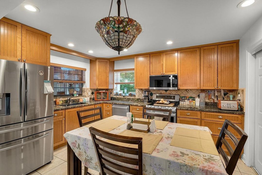 Activo con contrato: $879,000 (3 camas, 3 baños, 2388 Pies cuadrados)