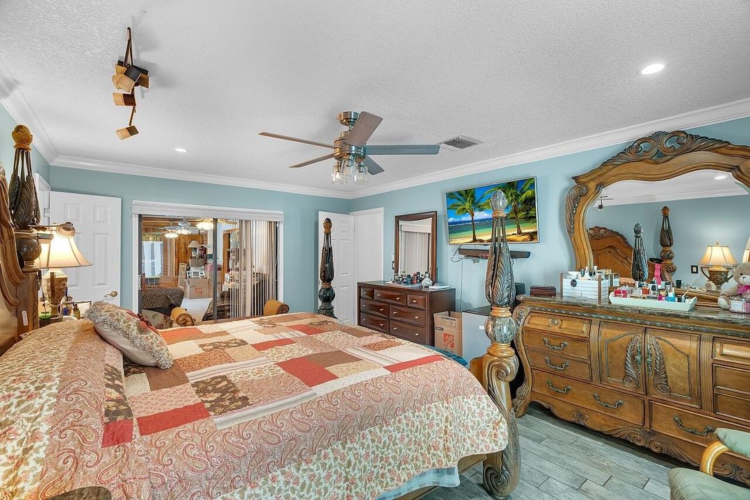 Activo con contrato: $879,000 (3 camas, 3 baños, 2388 Pies cuadrados)