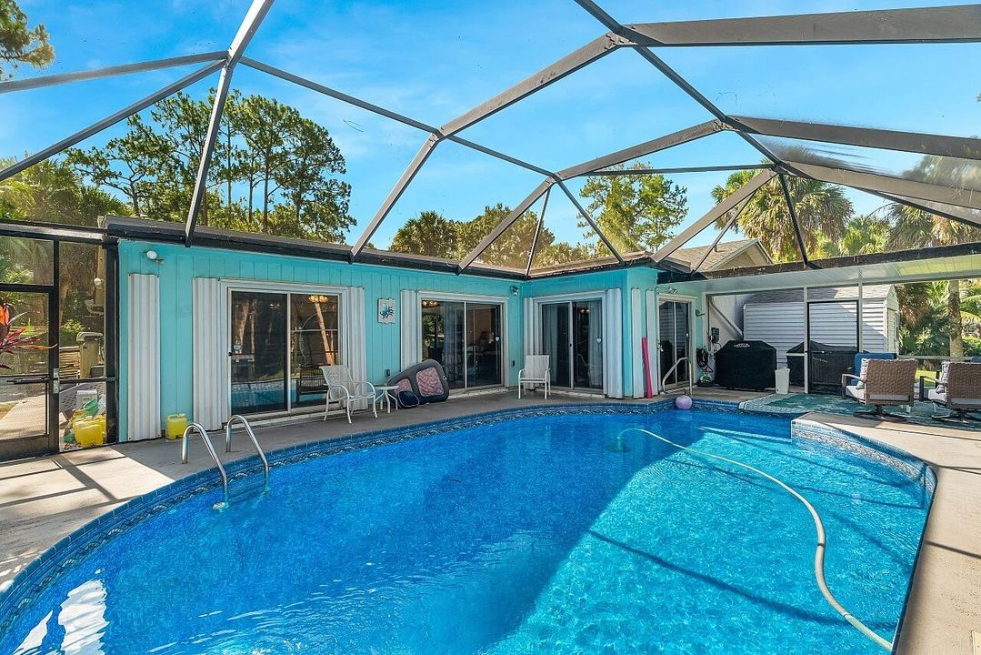 Activo con contrato: $879,000 (3 camas, 3 baños, 2388 Pies cuadrados)