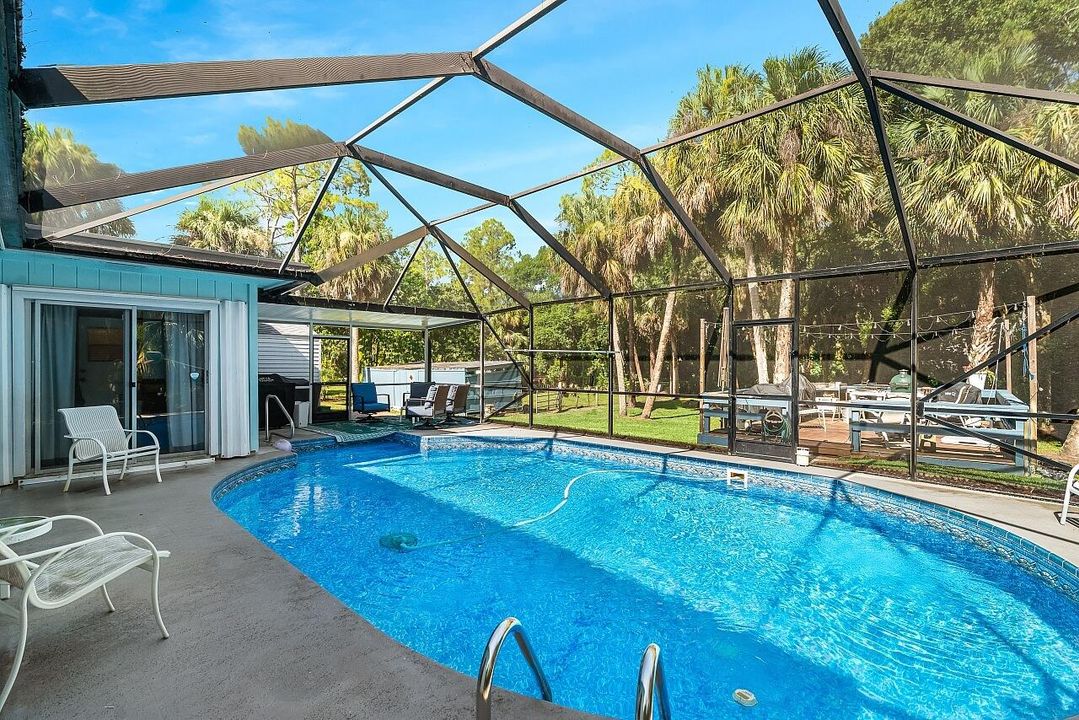 Activo con contrato: $879,000 (3 camas, 3 baños, 2388 Pies cuadrados)