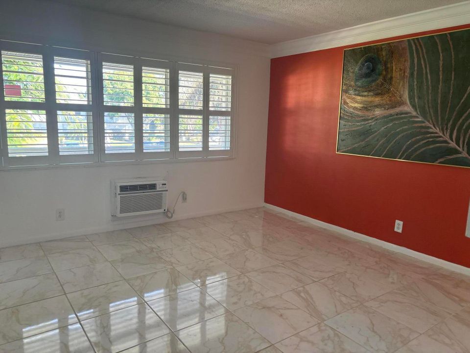 出租: $1,375 (1 贝兹, 1 浴室, 702 平方英尺)