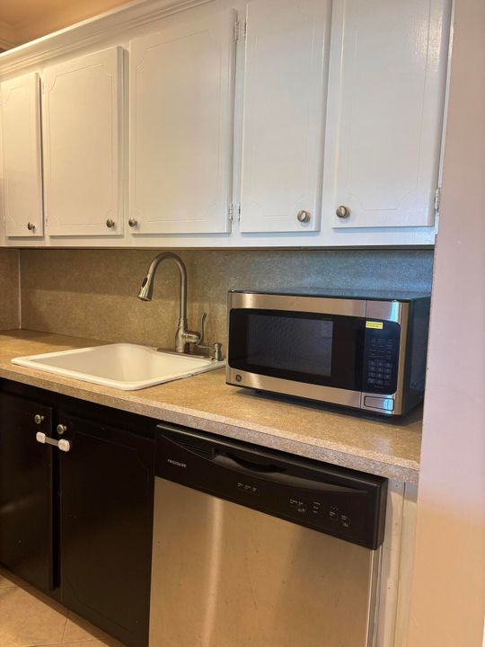 出租: $1,375 (1 贝兹, 1 浴室, 702 平方英尺)