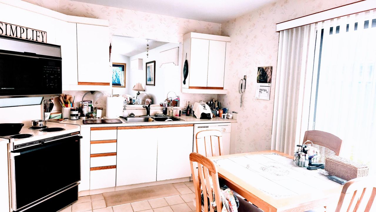 For Sale: $325,000 (2 beds, 2 baths, 1384 Square Feet)