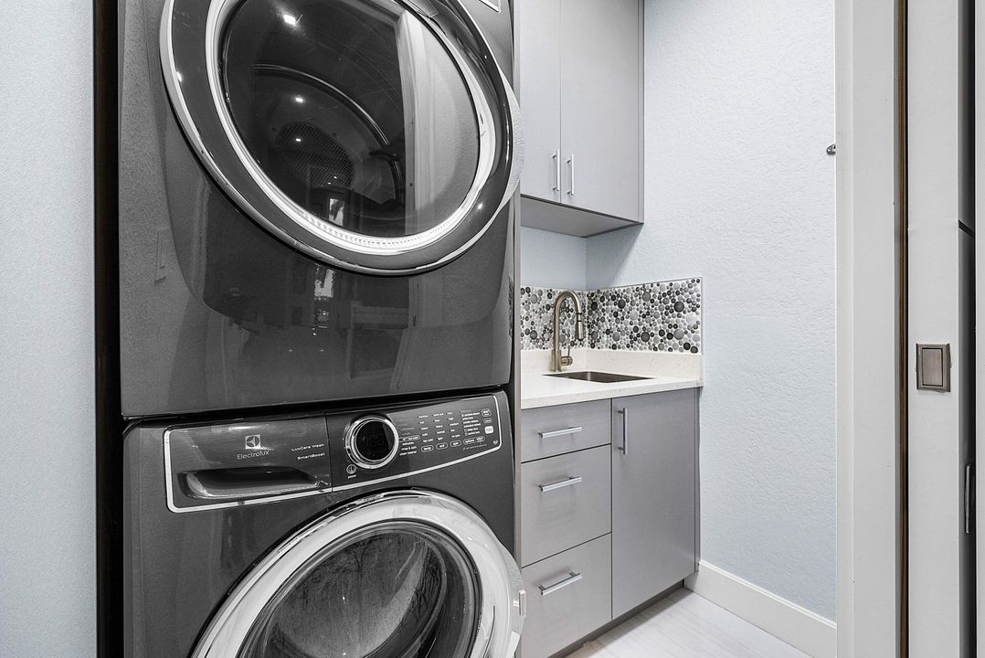 For Sale: $2,050,000 (3 beds, 3 baths, 2938 Square Feet)