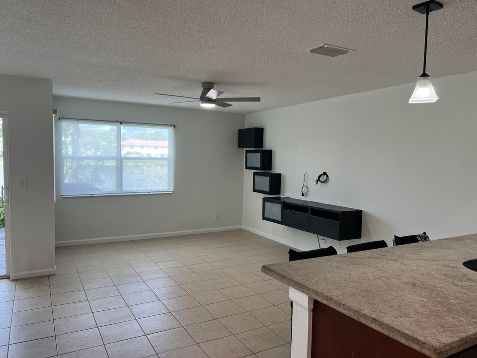 Active With Contract: $350,000 (2 beds, 2 baths, 1383 Square Feet)