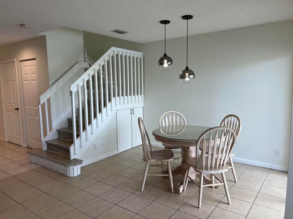 Active With Contract: $350,000 (2 beds, 2 baths, 1383 Square Feet)