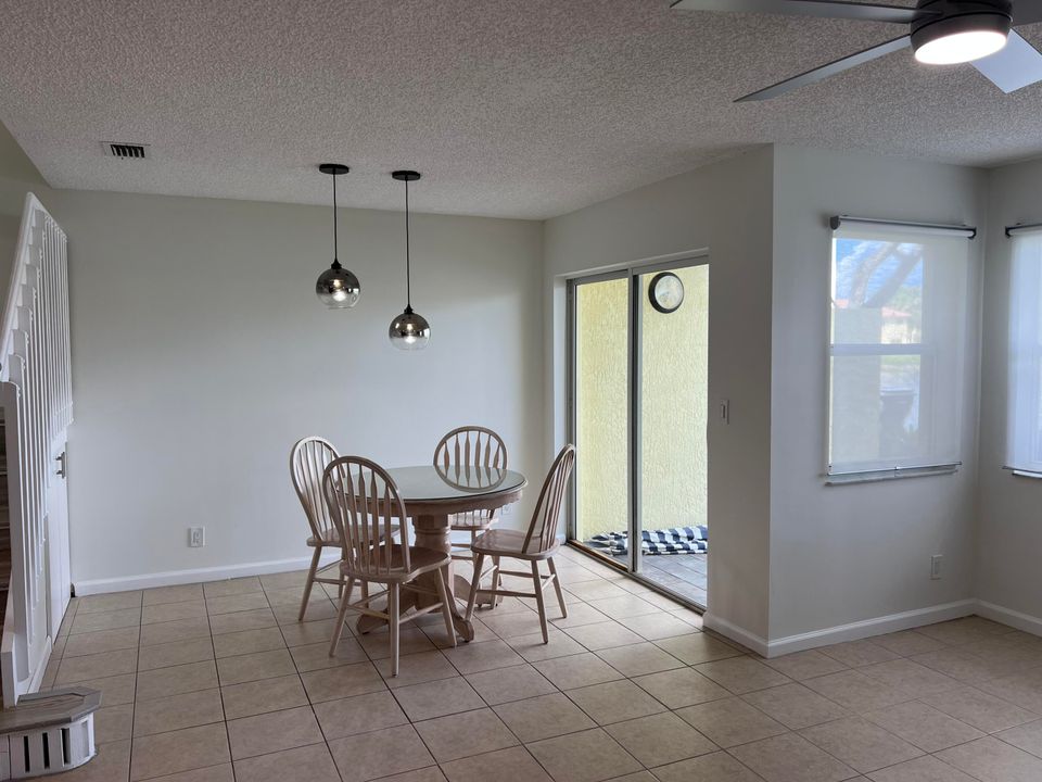 Active With Contract: $350,000 (2 beds, 2 baths, 1383 Square Feet)