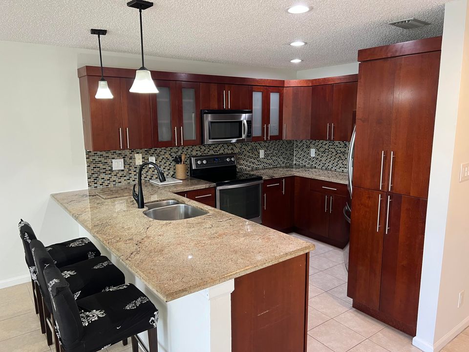 Active With Contract: $350,000 (2 beds, 2 baths, 1383 Square Feet)