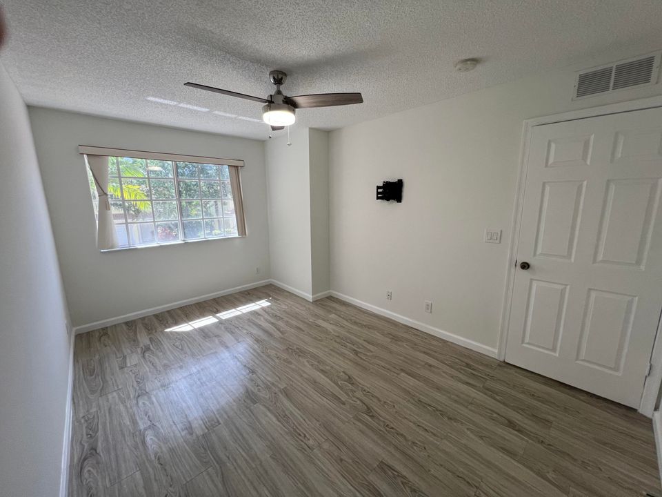 Active With Contract: $350,000 (2 beds, 2 baths, 1383 Square Feet)