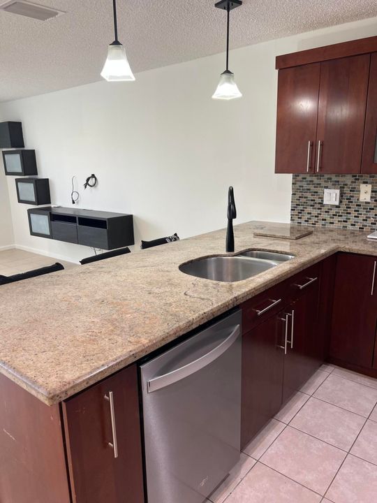 Active With Contract: $350,000 (2 beds, 2 baths, 1383 Square Feet)