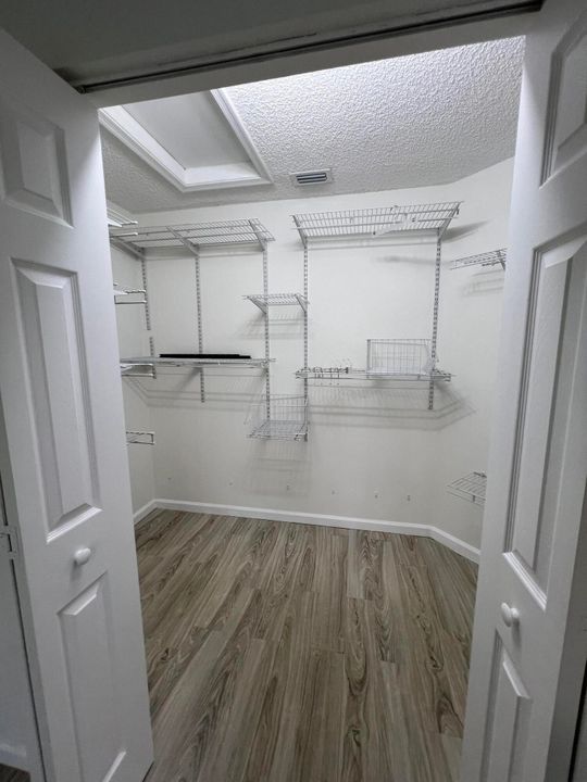 Active With Contract: $350,000 (2 beds, 2 baths, 1383 Square Feet)