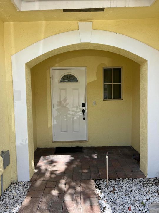 Active With Contract: $350,000 (2 beds, 2 baths, 1383 Square Feet)