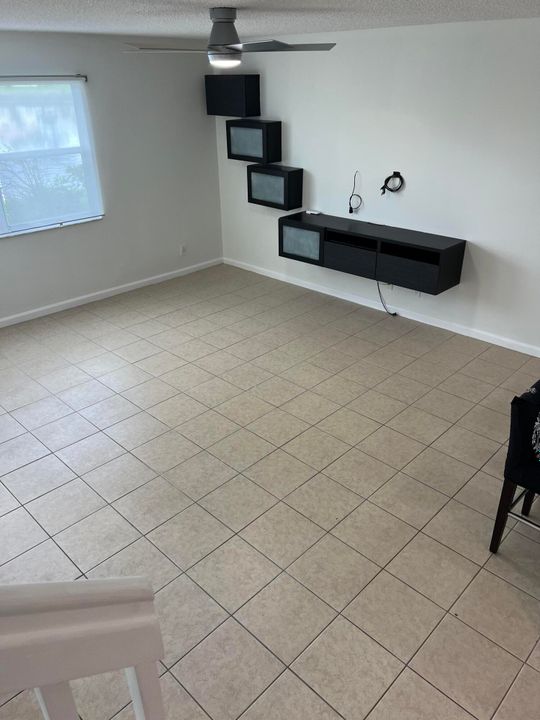 Active With Contract: $350,000 (2 beds, 2 baths, 1383 Square Feet)