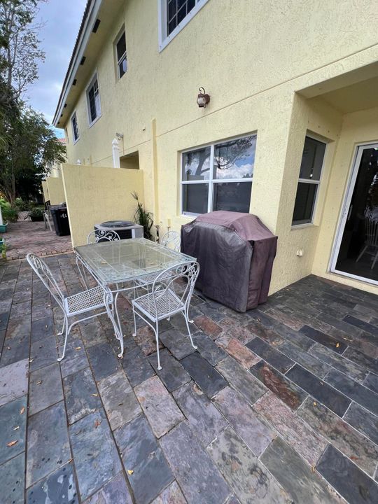 Active With Contract: $350,000 (2 beds, 2 baths, 1383 Square Feet)