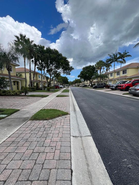 Active With Contract: $350,000 (2 beds, 2 baths, 1383 Square Feet)