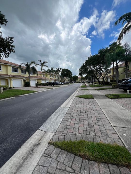Active With Contract: $350,000 (2 beds, 2 baths, 1383 Square Feet)