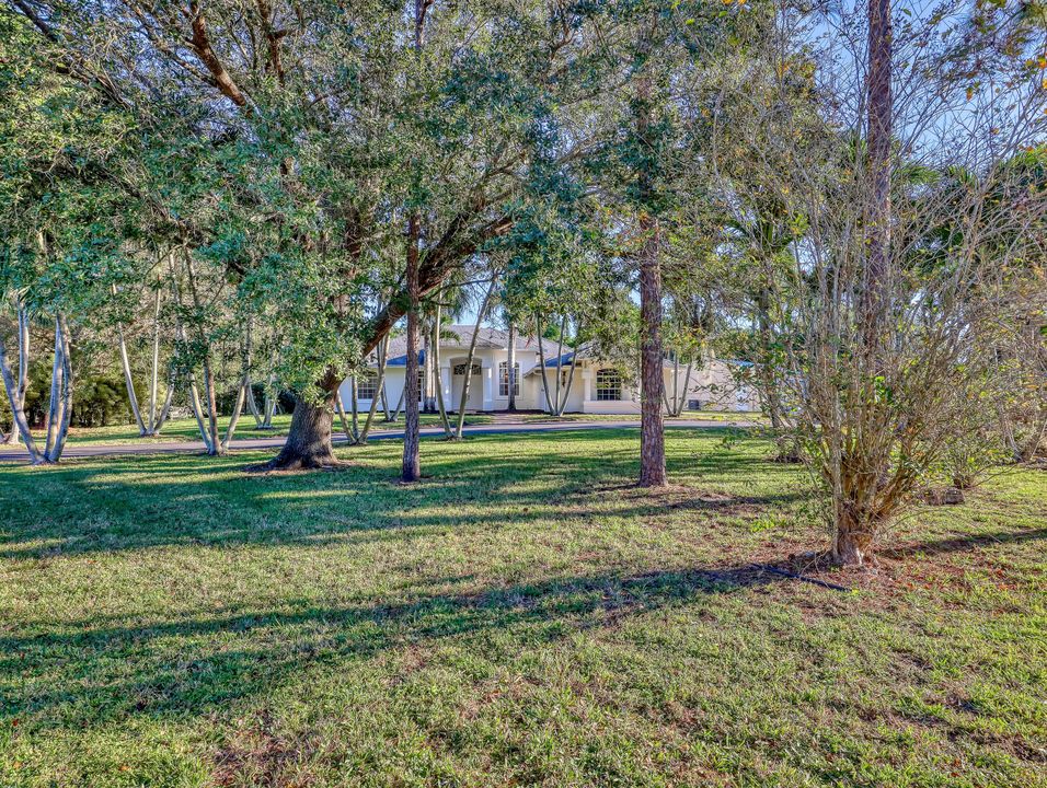 合同活跃: $825,000 (4 贝兹, 3 浴室, 2461 平方英尺)