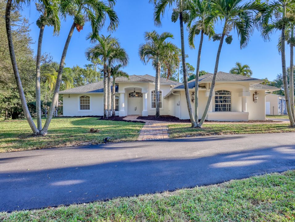 合同活跃: $825,000 (4 贝兹, 3 浴室, 2461 平方英尺)