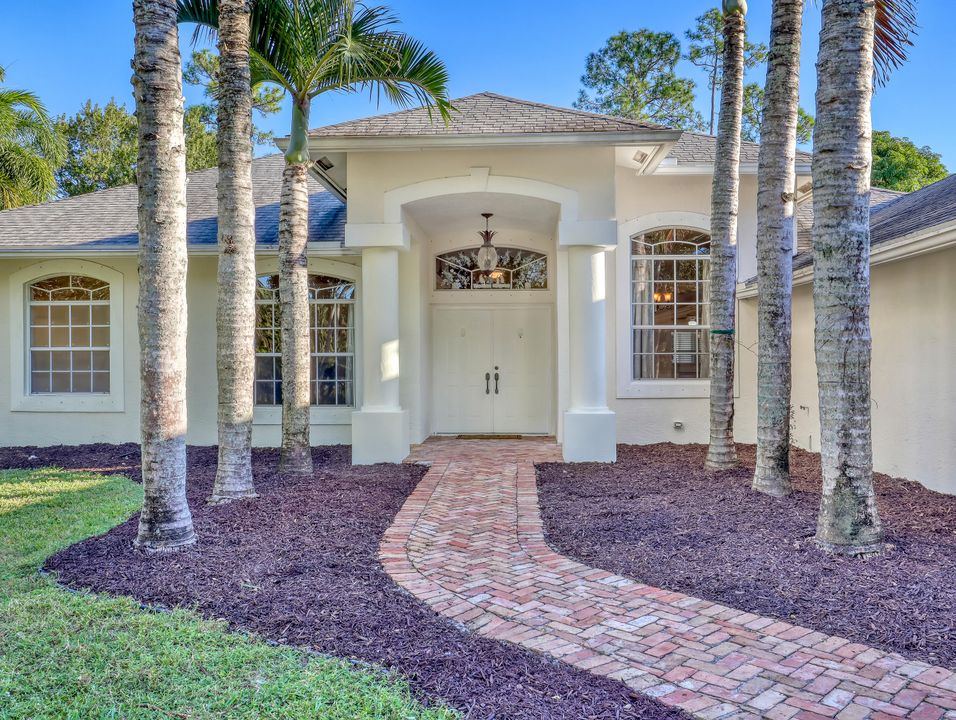 合同活跃: $825,000 (4 贝兹, 3 浴室, 2461 平方英尺)