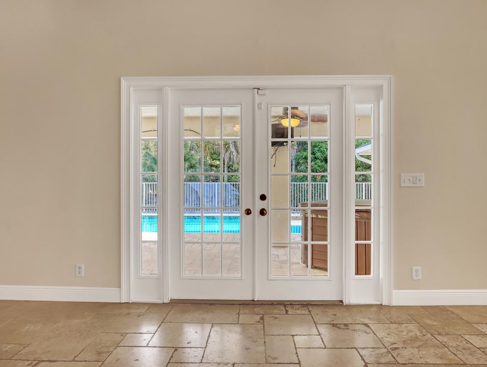 合同活跃: $825,000 (4 贝兹, 3 浴室, 2461 平方英尺)