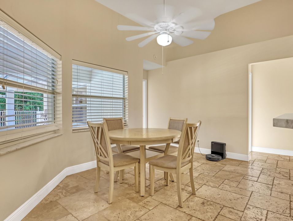 合同活跃: $825,000 (4 贝兹, 3 浴室, 2461 平方英尺)