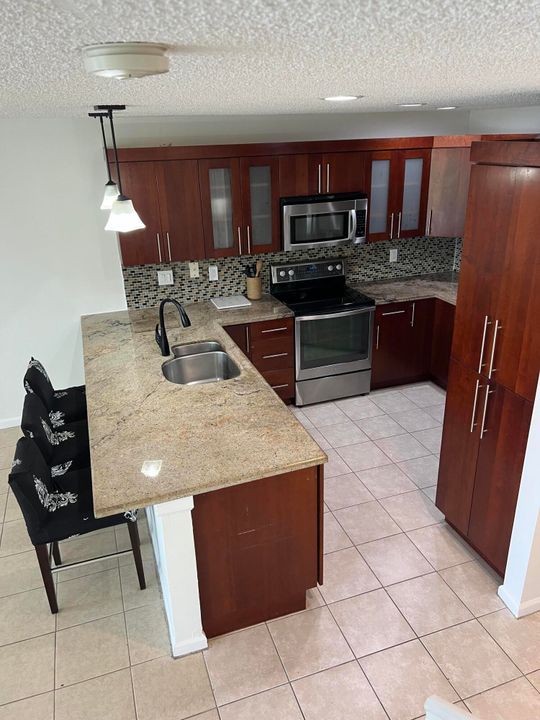 Active With Contract: $350,000 (2 beds, 2 baths, 1383 Square Feet)