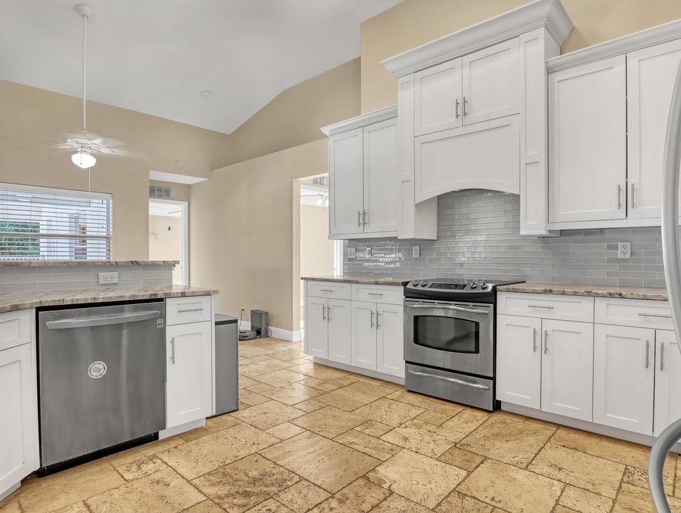 合同活跃: $825,000 (4 贝兹, 3 浴室, 2461 平方英尺)