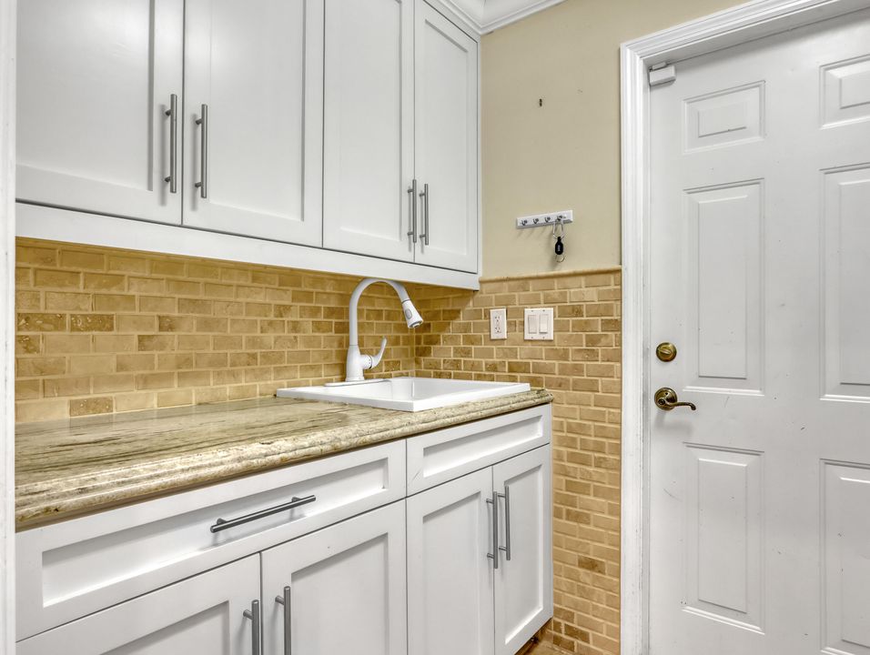 合同活跃: $825,000 (4 贝兹, 3 浴室, 2461 平方英尺)