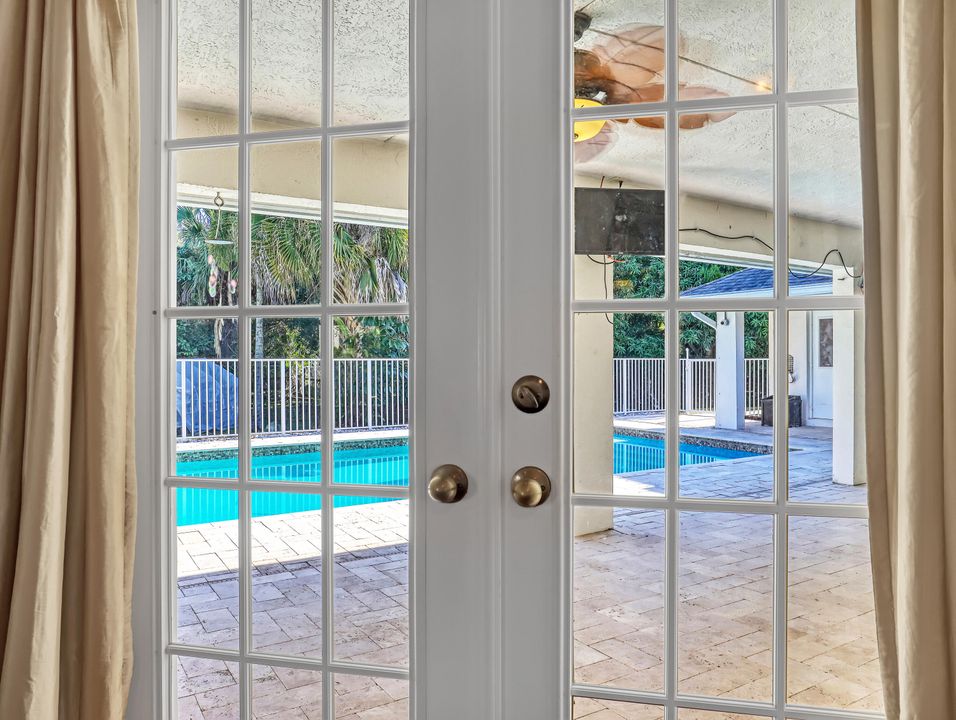 合同活跃: $825,000 (4 贝兹, 3 浴室, 2461 平方英尺)