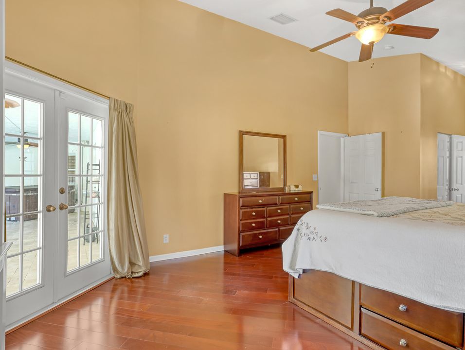 合同活跃: $825,000 (4 贝兹, 3 浴室, 2461 平方英尺)