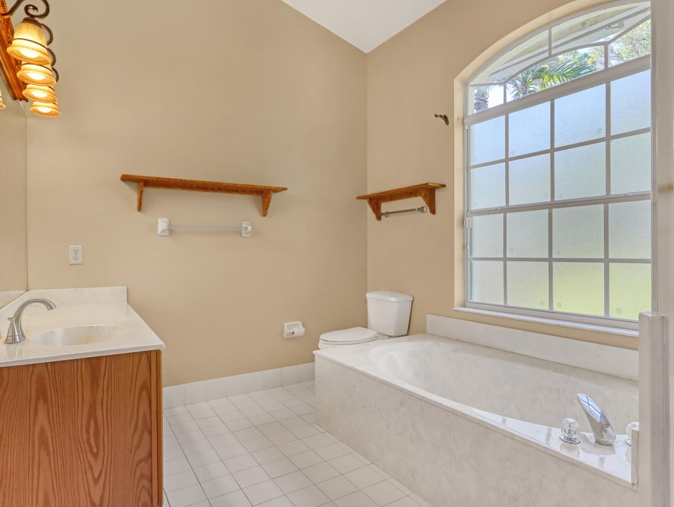 合同活跃: $825,000 (4 贝兹, 3 浴室, 2461 平方英尺)