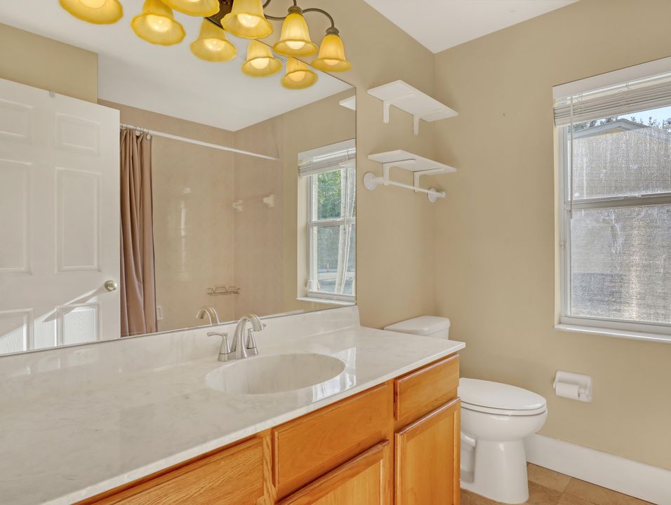 合同活跃: $825,000 (4 贝兹, 3 浴室, 2461 平方英尺)