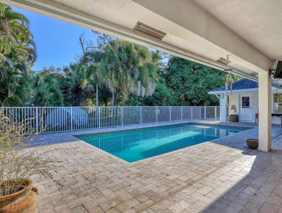 合同活跃: $825,000 (4 贝兹, 3 浴室, 2461 平方英尺)