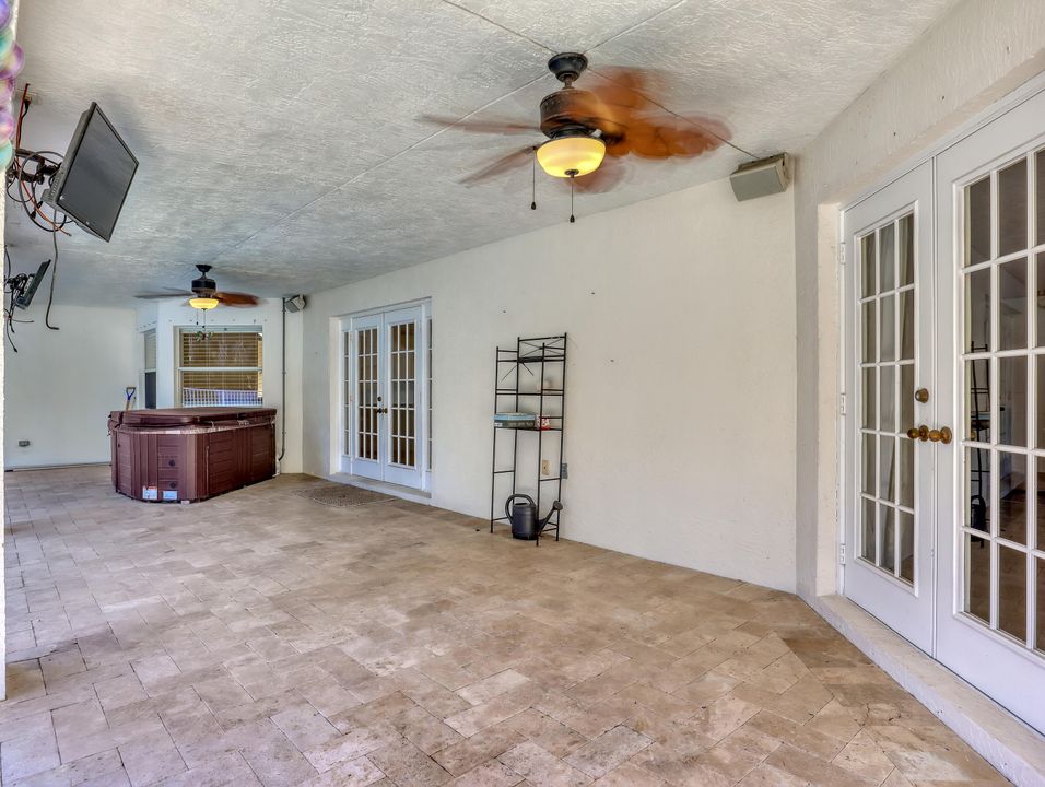 合同活跃: $825,000 (4 贝兹, 3 浴室, 2461 平方英尺)