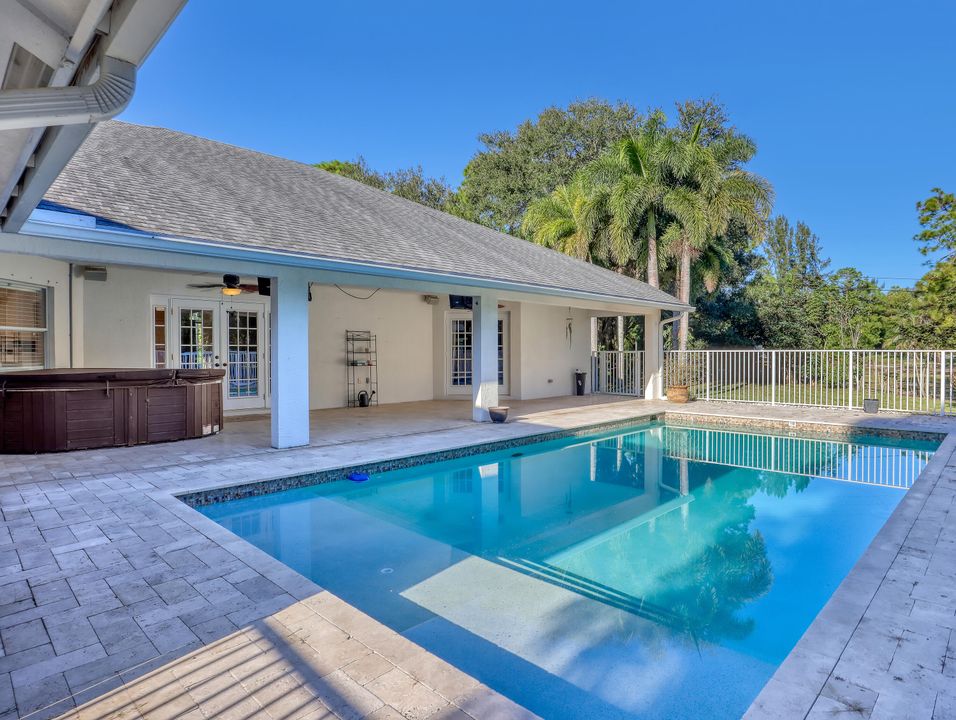 合同活跃: $825,000 (4 贝兹, 3 浴室, 2461 平方英尺)