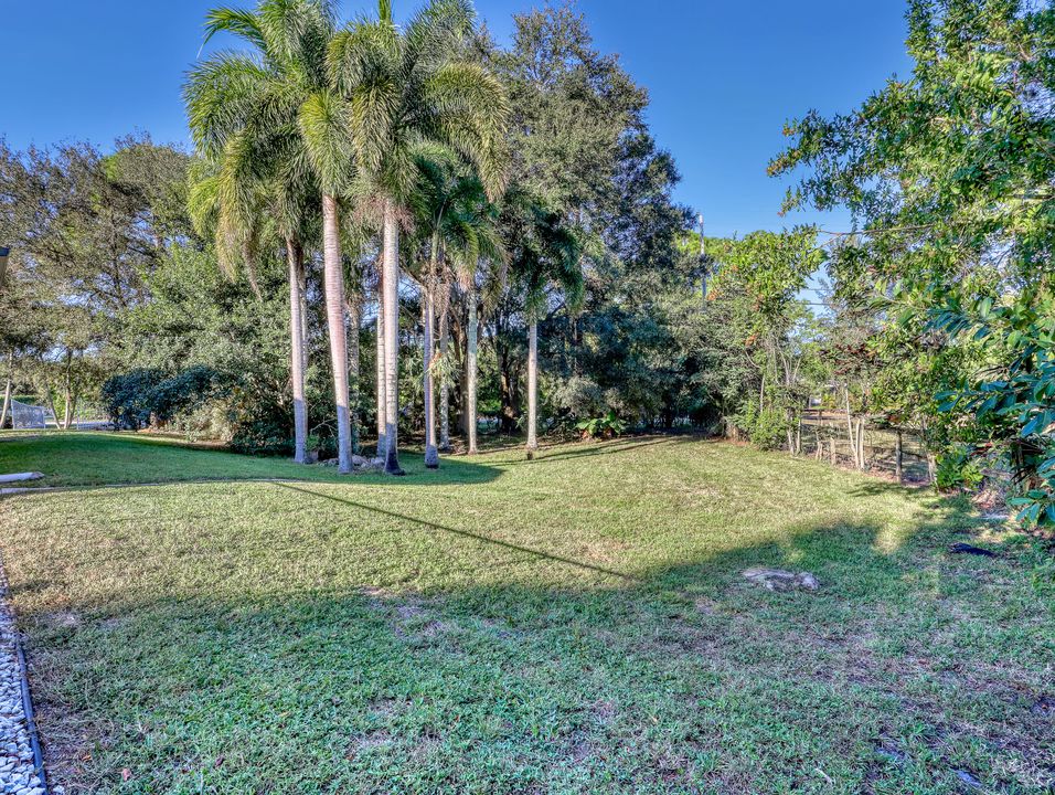 合同活跃: $825,000 (4 贝兹, 3 浴室, 2461 平方英尺)