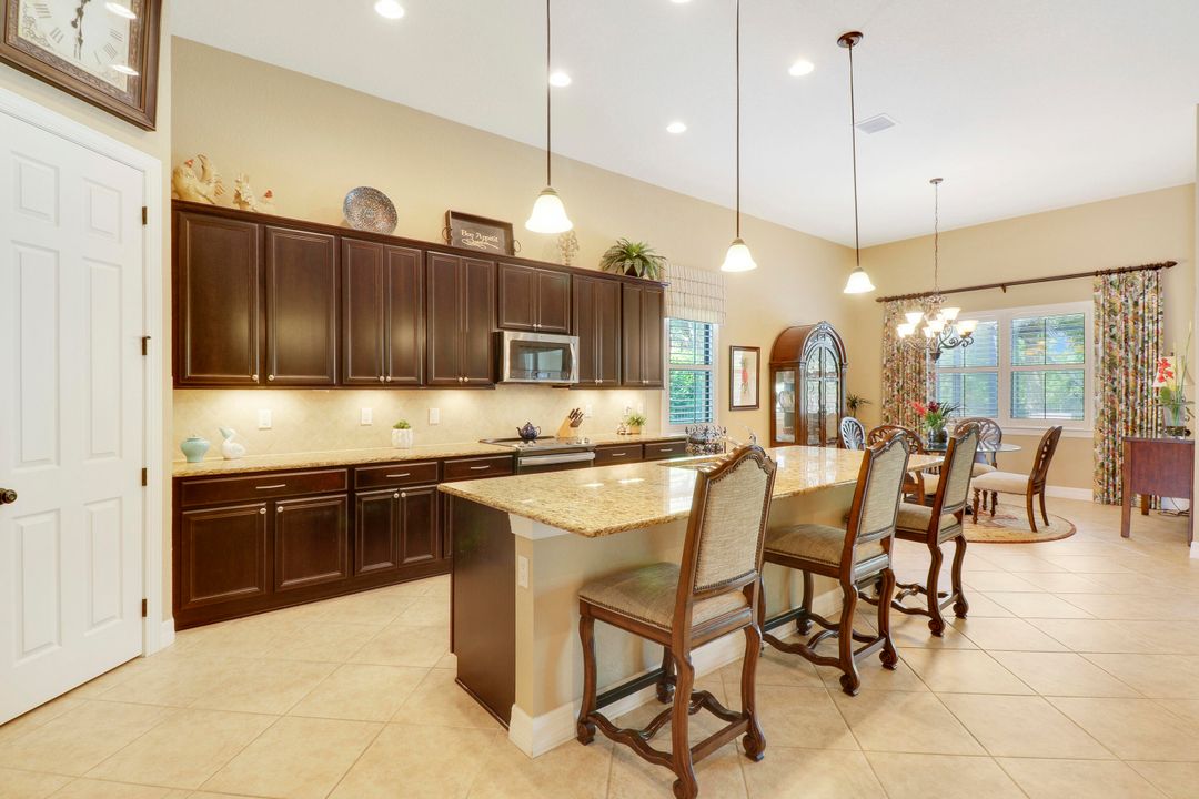 待售: $879,000 (3 贝兹, 3 浴室, 2555 平方英尺)