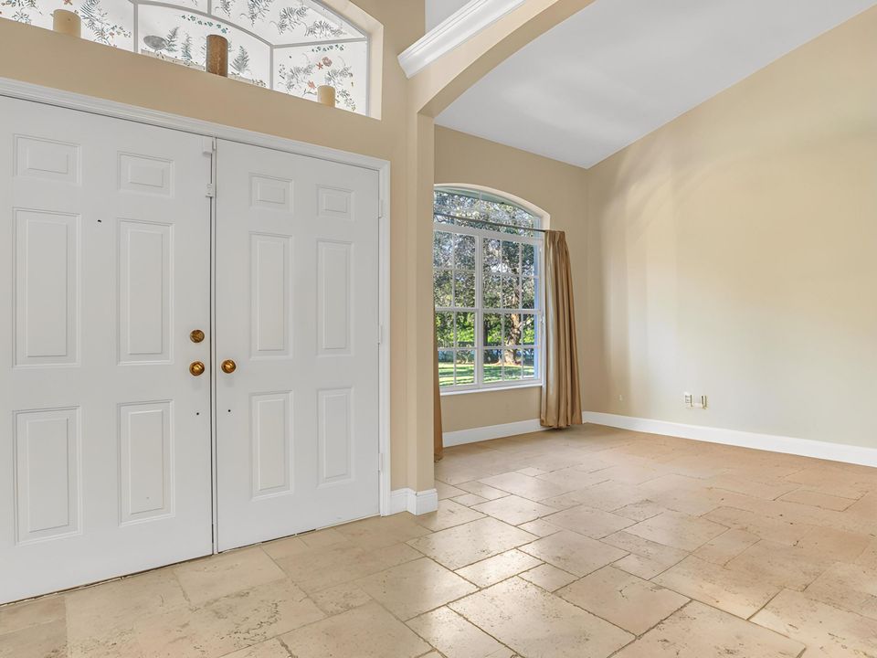 合同活跃: $825,000 (4 贝兹, 3 浴室, 2461 平方英尺)