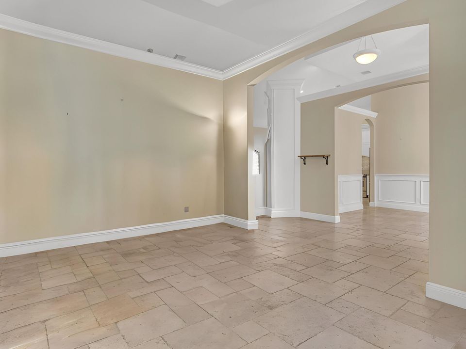 合同活跃: $825,000 (4 贝兹, 3 浴室, 2461 平方英尺)