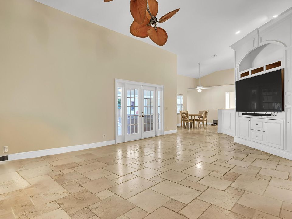 合同活跃: $825,000 (4 贝兹, 3 浴室, 2461 平方英尺)