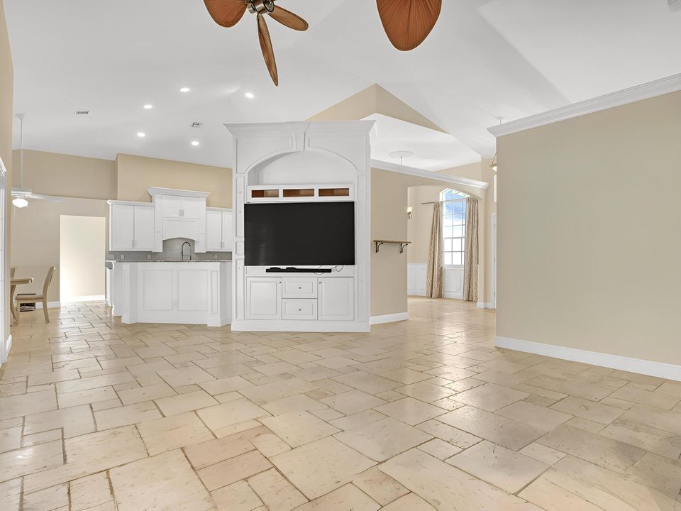 合同活跃: $825,000 (4 贝兹, 3 浴室, 2461 平方英尺)