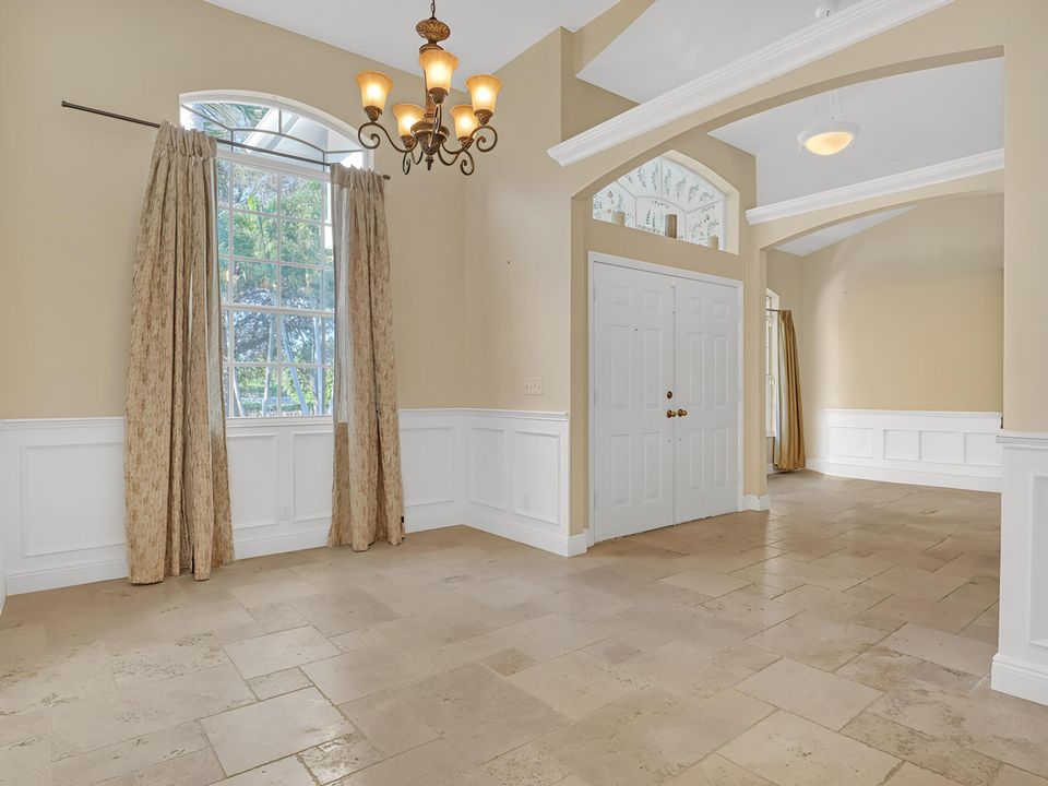 合同活跃: $825,000 (4 贝兹, 3 浴室, 2461 平方英尺)